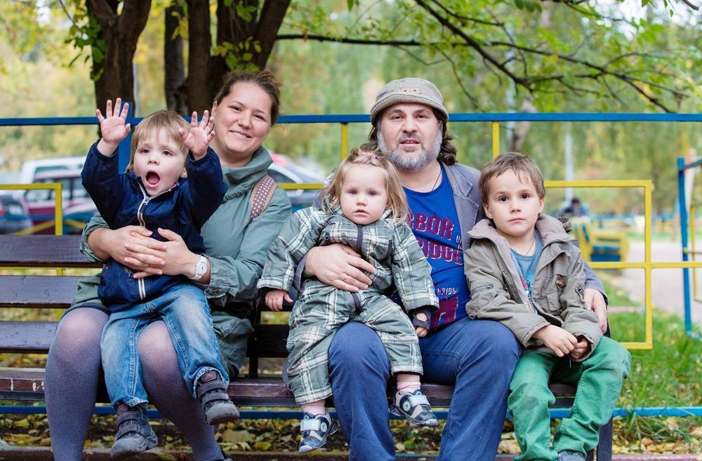 Александр Гезалов с женой Анной и детьми