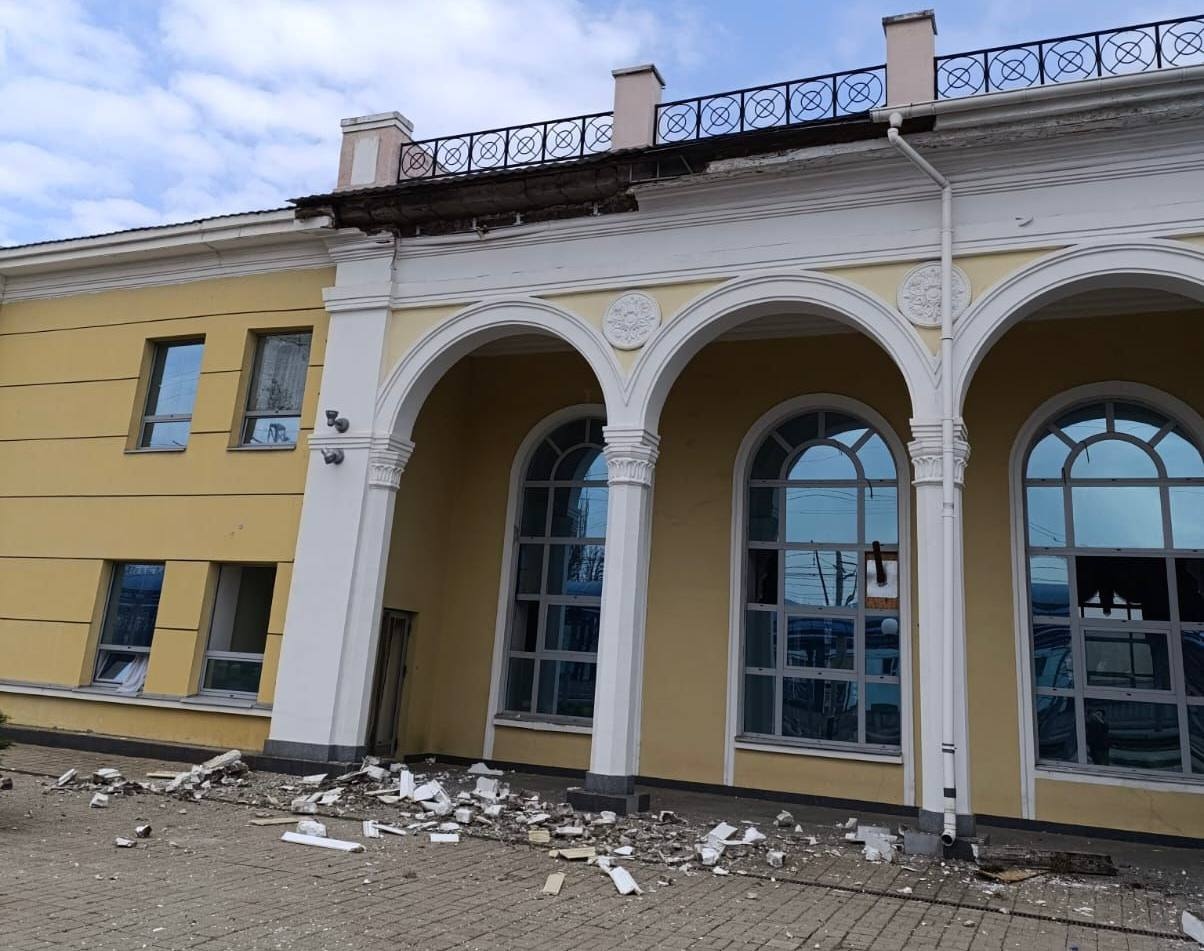 Последствия российского удара по зданию вокзала в Славянске 31 марта 2026 года