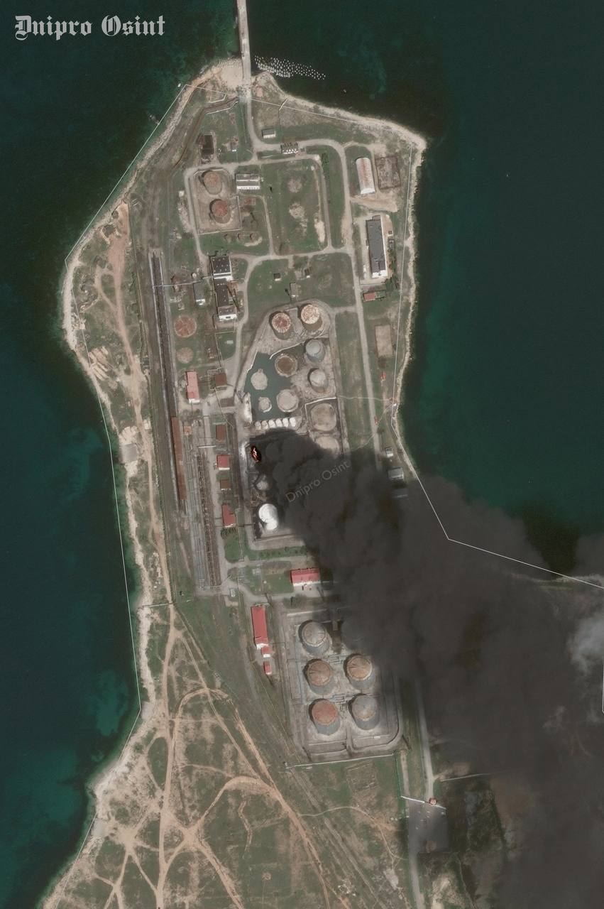 Спутниковый снимок последствий налета на нефтебазу «Югторсан» в Севастополе 18 апреля 2026 года