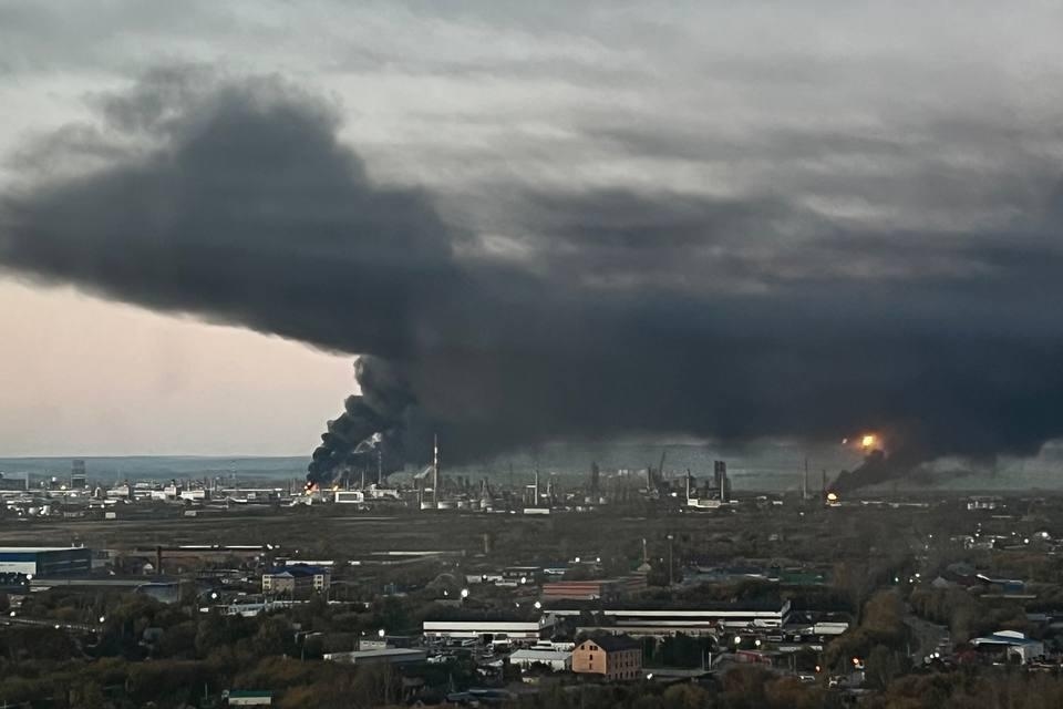 Пермский НПЗ горит после атаки 25 сентября 2026 года. Фото: Exilenova+